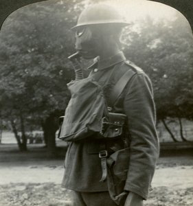 Infanterie équipée des derniers masques à gaz et casques en acier, Première Guerre mondiale, 1915-1918
