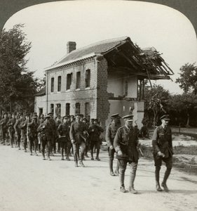 Les territoriaux londoniens en marche, route de La Bassée, nord de la France, Première Guerre mondiale, 1914-1918 - Realistic Travels Publishers