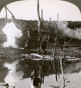 Soldats traversant la rivière Ancre, Bataille de la Somme, France, Première Guerre mondiale, 1916 - Realistic Travels Publishers