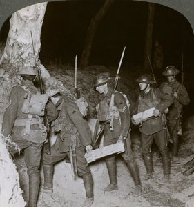 Troupes en raid nocturne quittant une sape pour les lignes ennemies, 20ème siècle - Realistic Travels Publishers