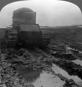 Char Whippet sur un champ de bataille boueux, Morcourt, France, Première Guerre mondiale, 1918 - Realistic Travels Publishers