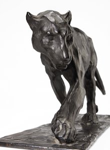 Panthère marchant, patte arrière levée, vers 1904