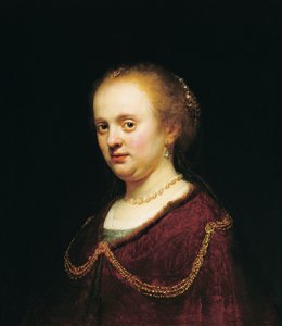 Jeune femme avec une chaîne en or