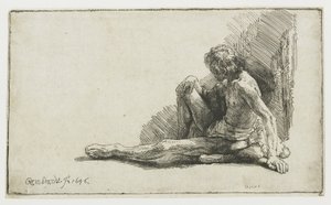 Homme nu assis par terre avec une jambe étendue