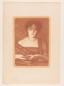 Femme feuilletant un livre