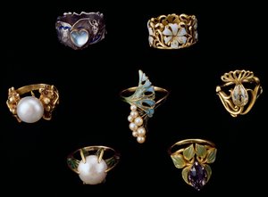 Bagues en or, argent et cuivre avec émail, opale, perles, améthystes et diamants brillants - Rene Jules Lalique