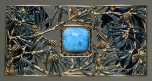 Plaque pour aigles et collier de pin