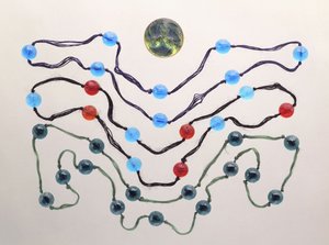 Trois brins de verre coloré et une broche en verre moulé dépoli (