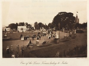 Personnes se relaxant dans le parc du Crystal Palace, Sydenham
