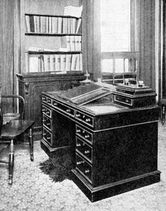 Chaise et bureau de Charles Dickens, utilisés à Gadshill, 1923