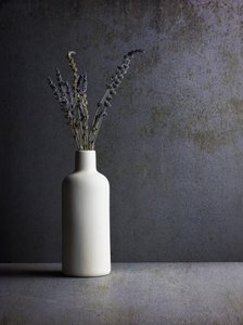 Nature morte minimaliste à la lavande
