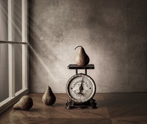 Poires et balance vintage