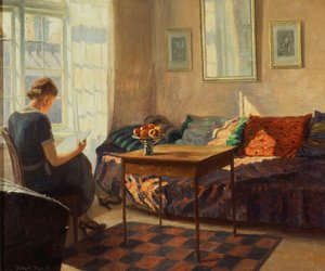 Une femme lisant à une fenêtre