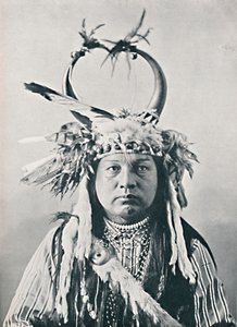 Un Amérindien avec une coiffe de cornes de bison, 1912 - Robert Wilson Shufeldt