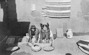 Femmes indiennes Hopi moulant de la farine de maïs, Walpi, Arizona (1912)