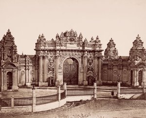 Porte impériale du palais de Dolmabahçe
