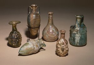 Un groupe de flacons cosmétiques romains délicats soufflés et moulés, 1er siècle après J.-C.
