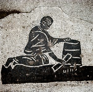 Un ouvrier remplissant un boisseau - Roman