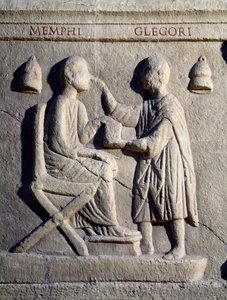 Un ophtalmologue examine les yeux de son patient (Bas-relief, 2ème siècle)