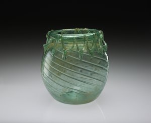 Bocal en verre soufflé avec traînées fonctionnelles et décoratives, 301-400 après J.-C. - Roman