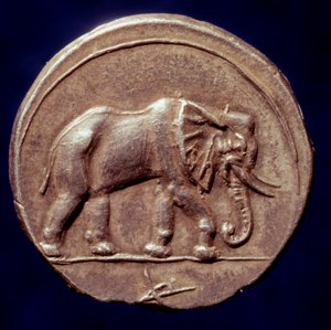 Médaille représentant un éléphant ayant permis au général carthaginois Hannibal (247-183 av. J.-C.) de traverser les Alpes en 218 av. J.-C. pendant la deuxième guerre punique. 3e siècle av. J.-C. Paris, B.N.