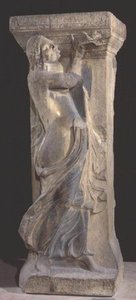 Pilier en pierre décoré avec une bacchante jouant de la double flûte, copie d