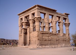 Antiquité égyptienne : kiosque de Marcus Ulpius Trajanus (Trajan) empereur romain. 2e siècle. Assouan, Philae. Égypte