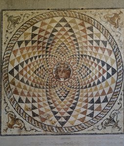 Mosaïque géométrique avec Dionysos au centre découverte dans une villa romaine à Corinthe, Grèce, civilisation romaine, seconde moitié du IIe-début du IIIe siècle après J.-C. - Roman