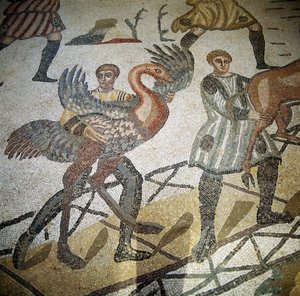 Chasseur chargeant une autruche sur un navire, détail de la Grande Chasse, Villa Romana del Casale Piazza Armerina, Sicile (mosaïque) - Roman