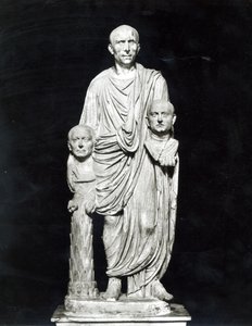 Lucius Junius Brutus tenant des bustes de ses ancêtres (photo en noir et blanc) - Roman