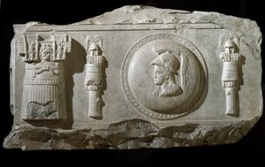Fragment de relief en marbre de la Plaza de la Consolazione à Rome