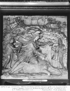 Mithras sacrifiant le taureau dans une grotte entre deux personnages en costume asiatique, 2e-3e siècle (marbre)