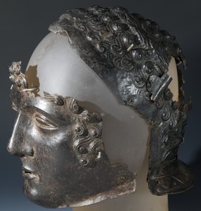 Casque de parade et masque facial, du site romain de Newstead, Melrose, fin 1er siècle après J.-C. (fer)