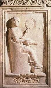Relief représentant une dame romaine avec un miroir