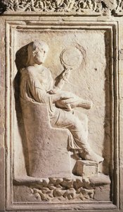 Relief représentant une dame romaine avec un miroir