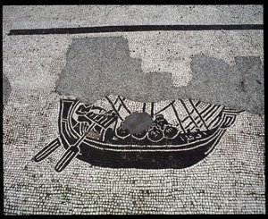 Art romain : "Navire". Mosaïque de la Corporation des gens de la mer, Place des Corporations - Roman