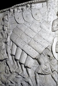 Art romain : Assaut des Romains pendant la première guerre. Moulage de 1862 reproduisant les bas-reliefs de la colonne de Trajan (Colonna Traiana) à Rome construite sous le règne de l