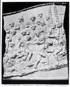 Soldats romains soignant les blessés, moulage de la colonne Trajane, 113 après J.-C.
