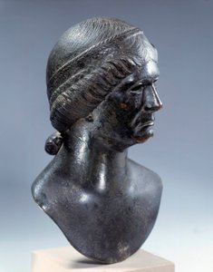 Art romain : tête de femme en bronze. Début du 1er siècle ap. J.-C. Paris, Musée du Louvre