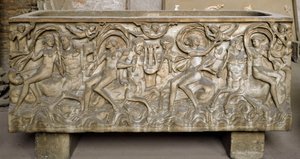 Art romain : sarcophage décoré de bas-reliefs représentant un cortège de ménades, centaures dansant et jouant de la musique. Fin du 3ème siècle. Museo Nazionale Romano (ou delle Terme), Rome