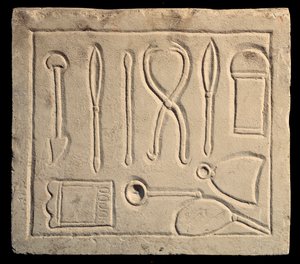 Instruments chirurgicaux (relief) - Roman
