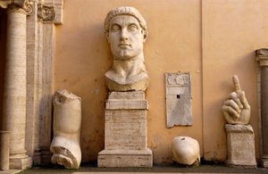 Cour du Palais des Conservateurs (Palazzo dei Conservatori) aux Musées du Capitole (Capitole) : fragments de la statue colossale de Constantin datant de 313-324 apr. J.-C.