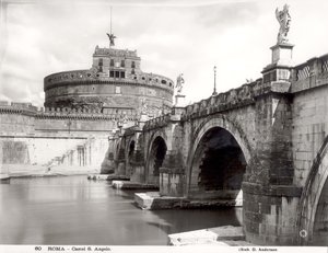 Vue du château et du pont, construit 135-39 ap. J.-C., vu des rives du Tibre