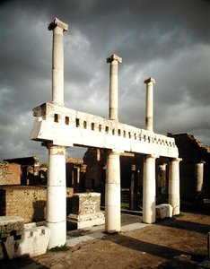 Vue du portique du Forum - Roman