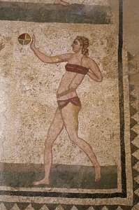 Femme jouant à la balle. Jeunes Romains pratiquant des exercices physiques. Ils portent un pagne autour des reins et un strophium (ancêtre du soutien-gorge) sur la poitrine. Mosaïque romaine du IIIe - IVe siècle de la Villa del Casale, Piazza Armerina.
