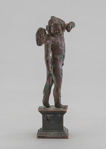 Enfant ailé portant une torche - Roman
