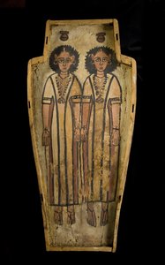 Base de cercueil anthropoïde, Haute-Égypte, Thèbes, période romaine tardive, vers 175-200 après J.-C. (bois plâtré et peint)