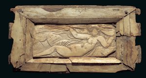 Plaque encadrée avec une figure féminine, d