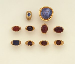 Une bague intaille en or et calcédoine romaine, une grande camée de tête de Méduse en calcédoine bleu-gris romaine et une sélection de bagues, deux bagues de style seldjoukide - Roman Roman
