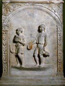 Art romain : autel funéraire représentant deux serviteurs portant des objets pour le sacrifice. Bas-relief. Rome, Museo Nazionale Romano